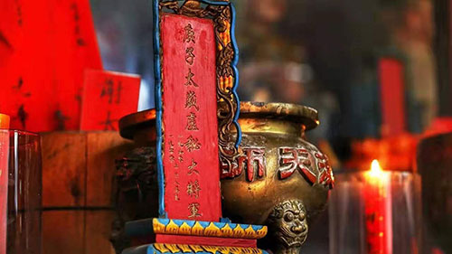 害怕鬼？戴一面镜子在身上试试