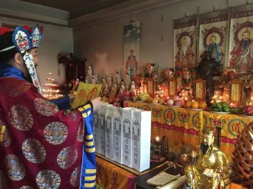 新生儿老是惊吓不睡觉原因很多，怎样解决